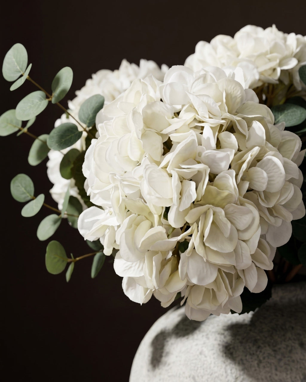 La pièce maîtresse Sonoma en fausse hortensia et eucalyptus (vase non inclus)