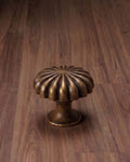 Le bouton de meuble Solano côtelé en laiton antique