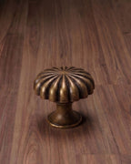 Le bouton de meuble Solano côtelé en laiton antique