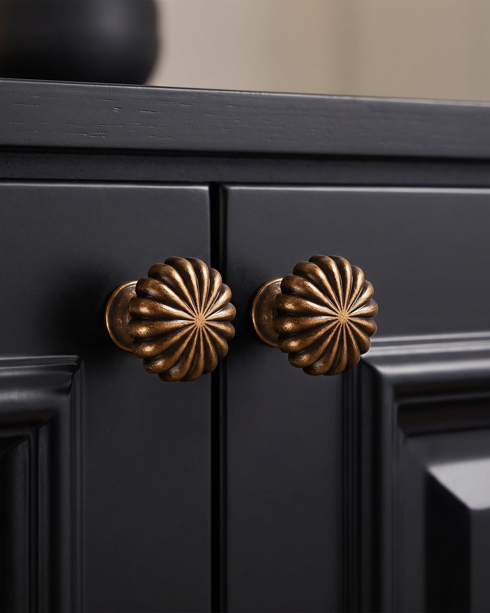 Le bouton de meuble Solano côtelé en laiton antique