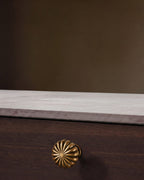 Le bouton de meuble Solano côtelé en laiton antique