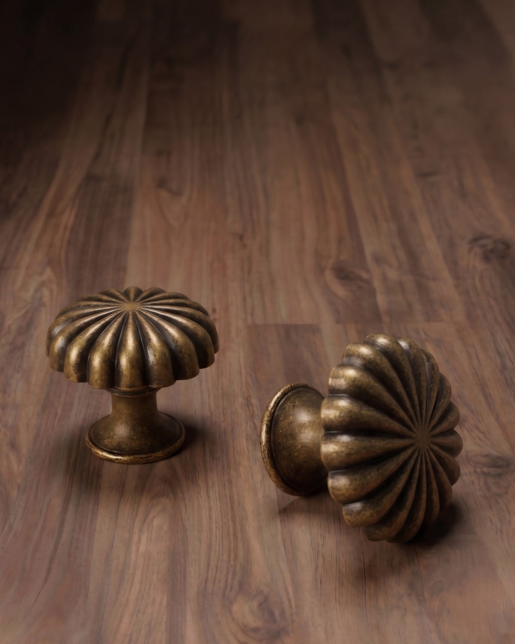 Le bouton de meuble Solano côtelé en laiton antique