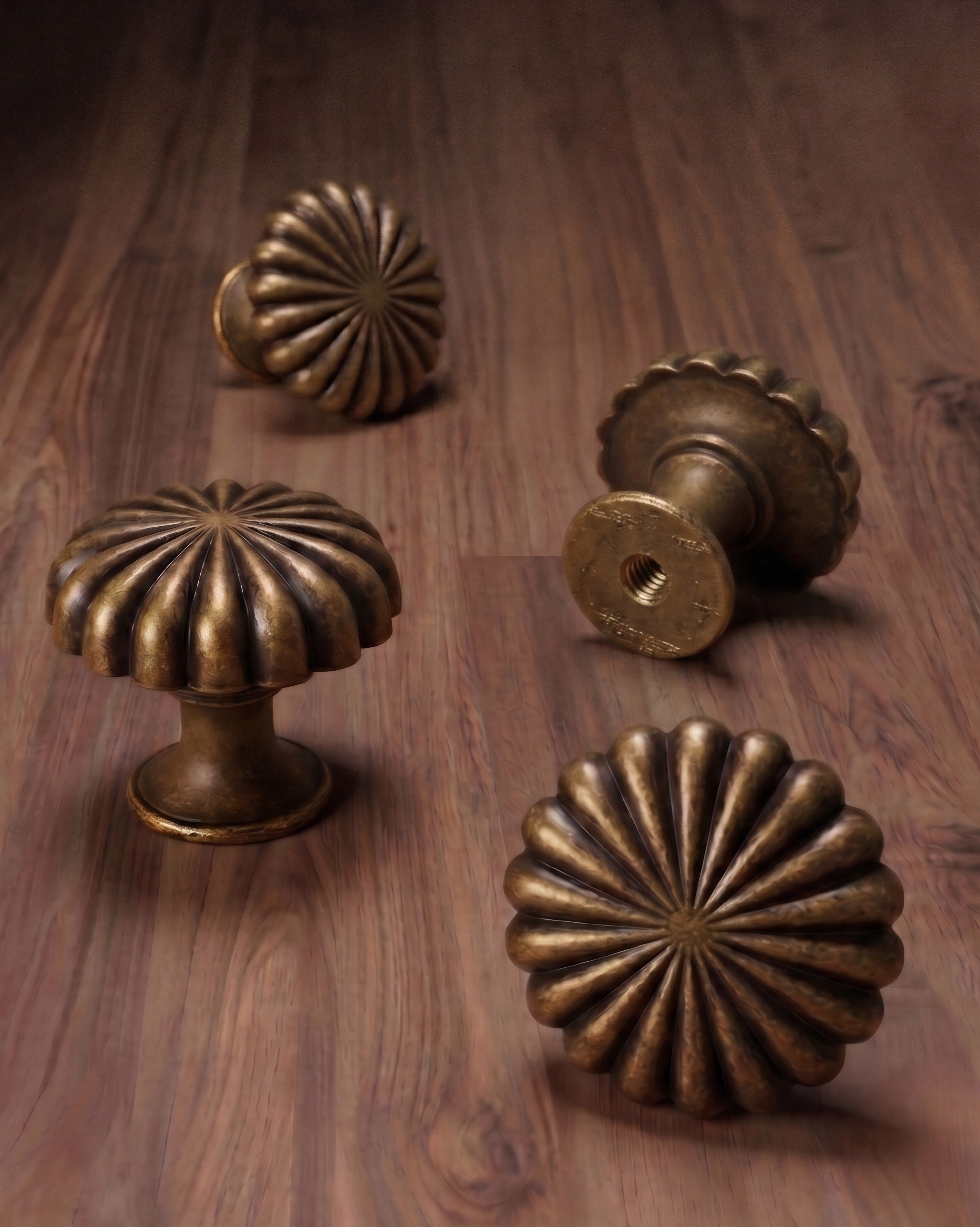 Le bouton de meuble Solano côtelé en laiton antique