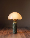 La lampe d'appoint Orion en marbre et laiton