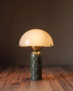La lampe d'appoint Orion en marbre et laiton