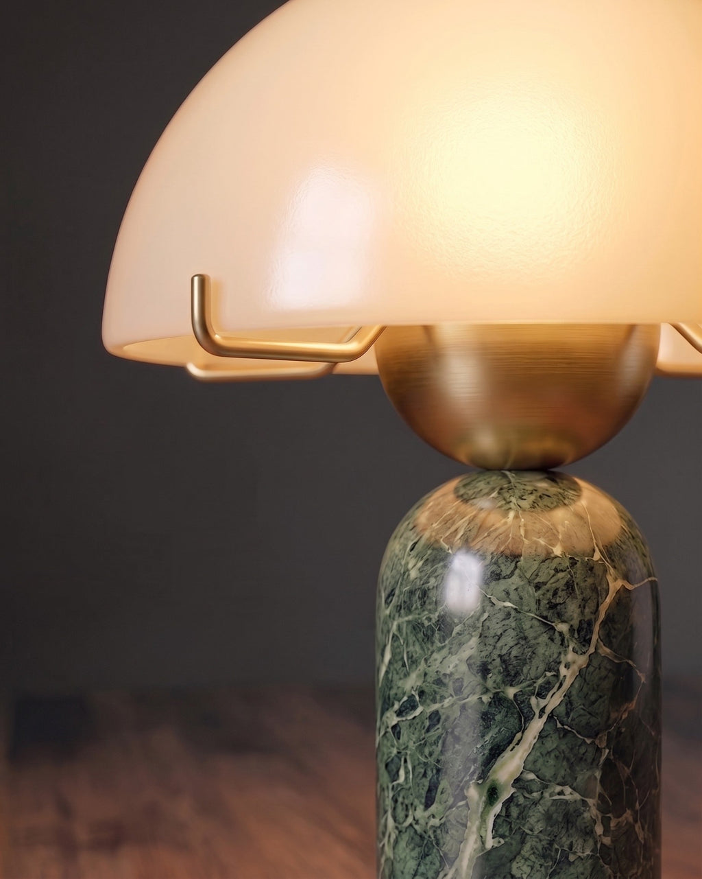 La lampe d'appoint Orion en marbre et laiton