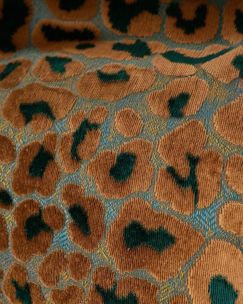 Le coussin Serengeti en velours coupé saphir