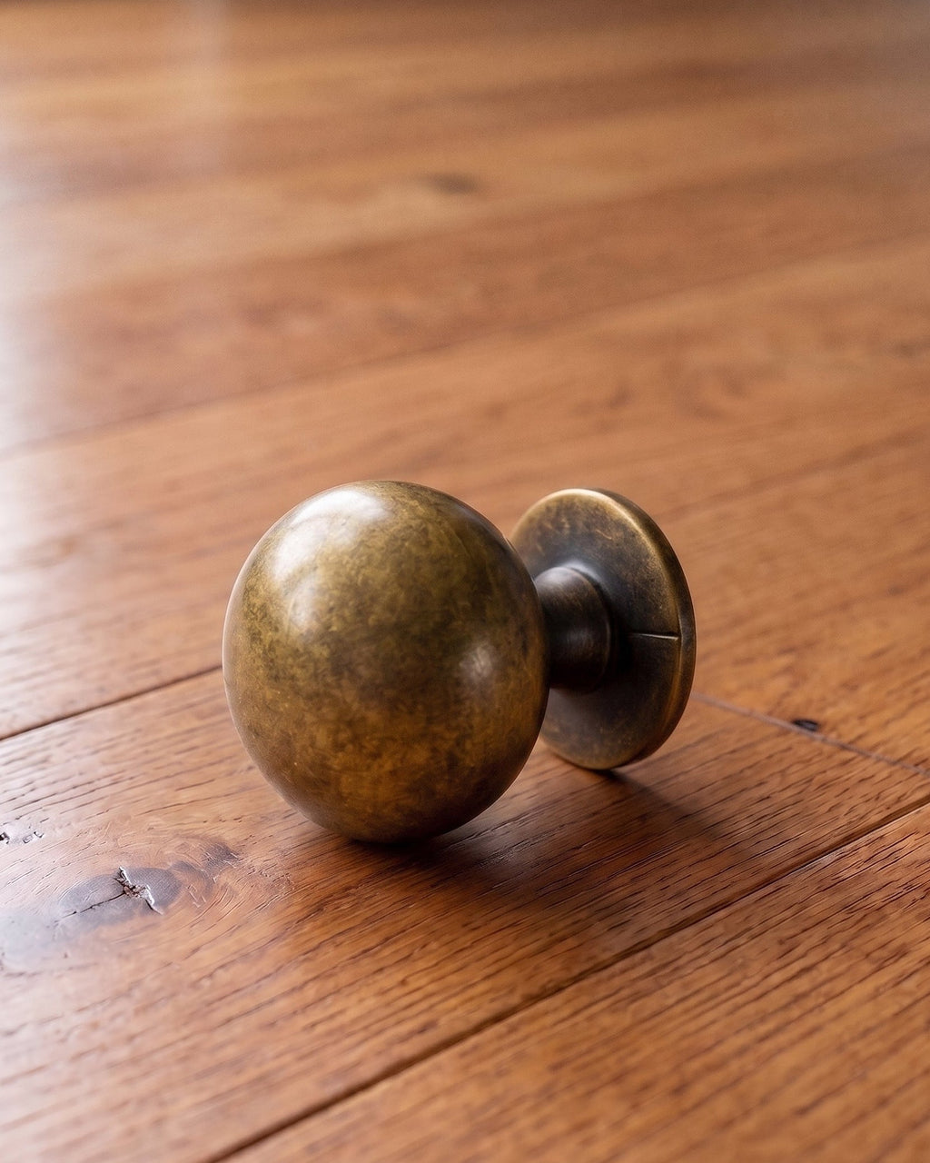 Le bouton de meuble sphérique Aurelia – Laiton antique