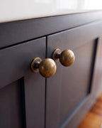 Le bouton de meuble sphérique Aurelia – Laiton antique