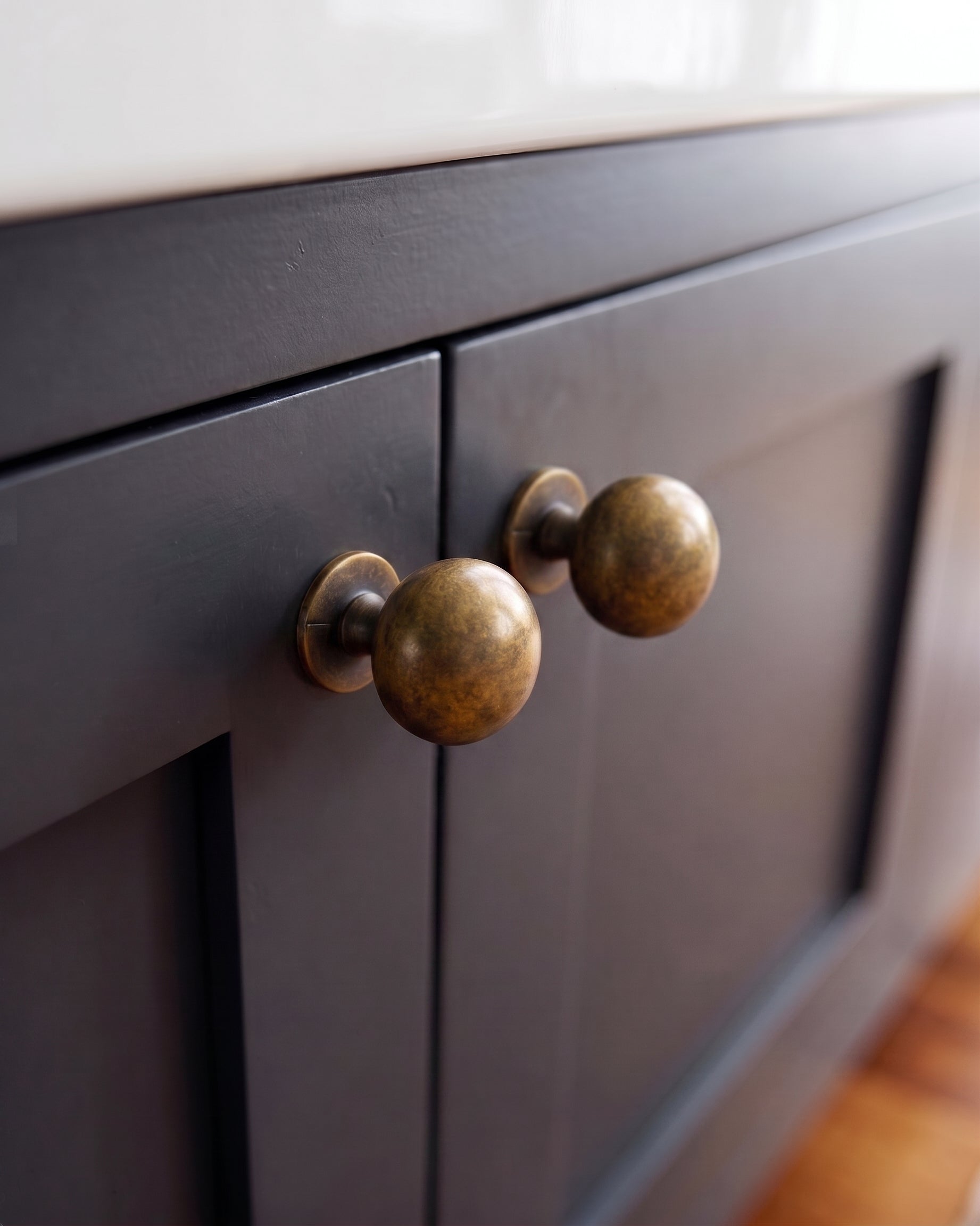 Le bouton de meuble sphérique Aurelia – Laiton antique