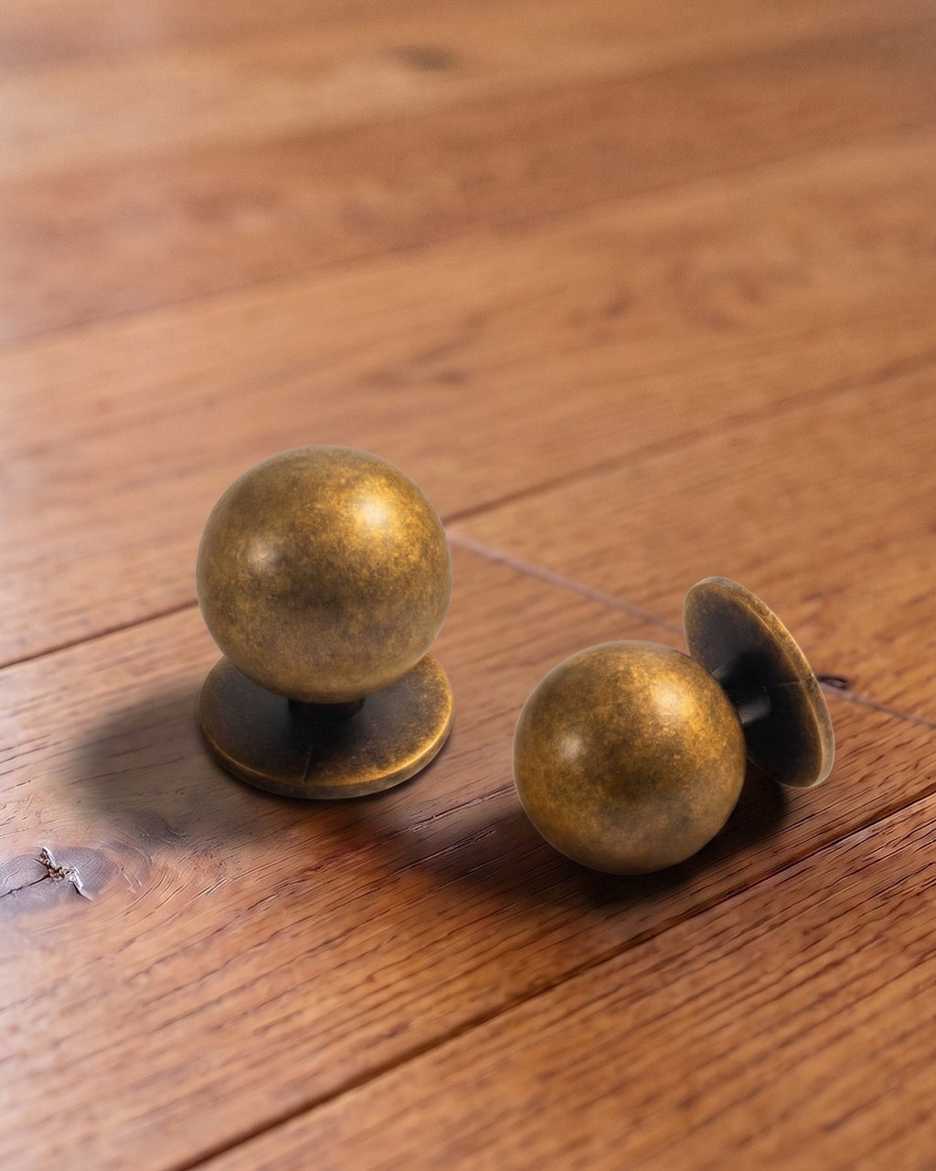 Le bouton de meuble sphérique Aurelia – Laiton antique