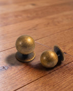 Le bouton de meuble sphérique Aurelia – Laiton antique