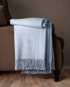 Jeté en soie de mûrier à franges Cascadia – Bleu poudré
