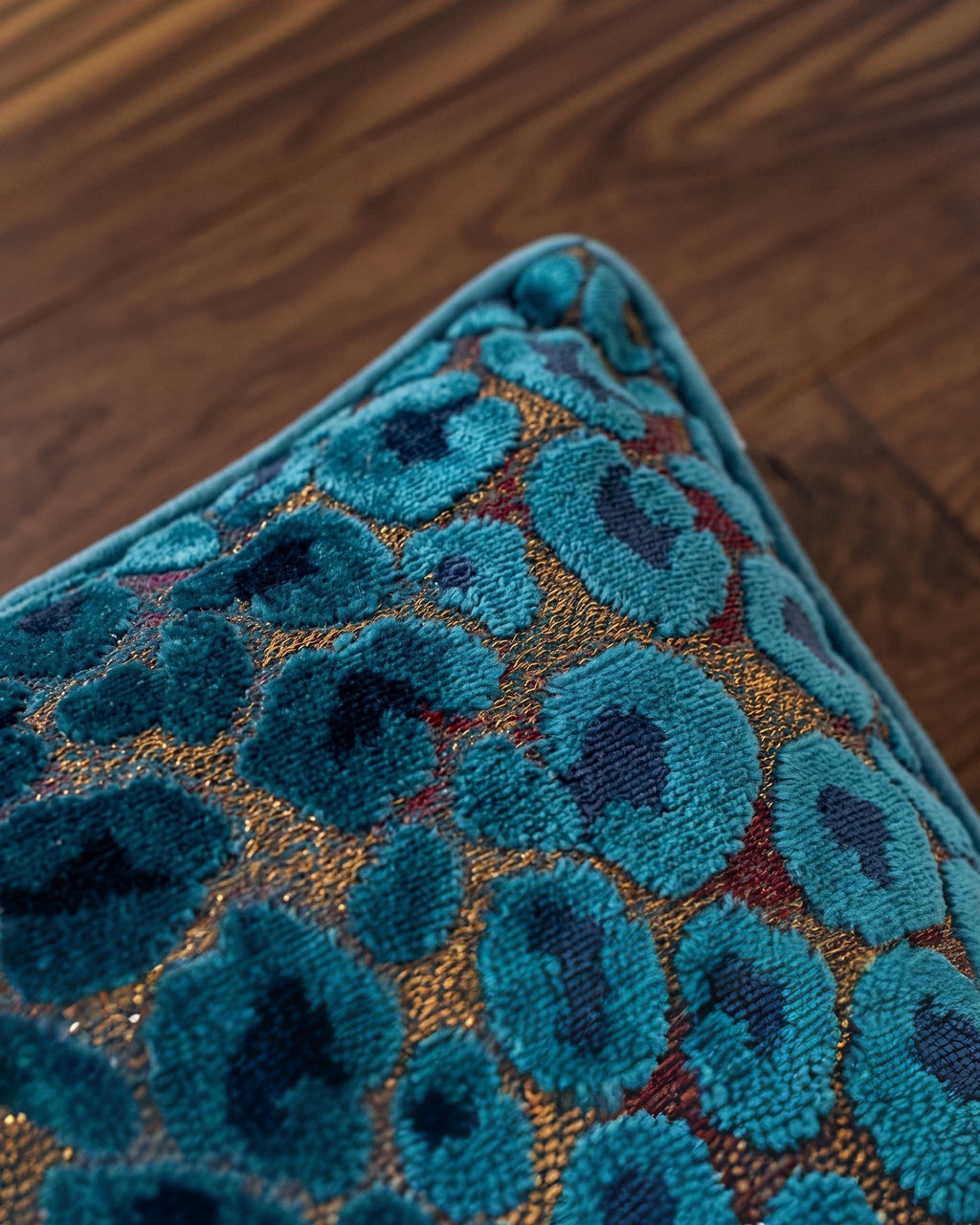 Coussin Serengeti en velours coupé saphir Royalty