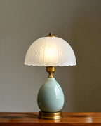 Lampe Aurelia en céramique céladon festonnée