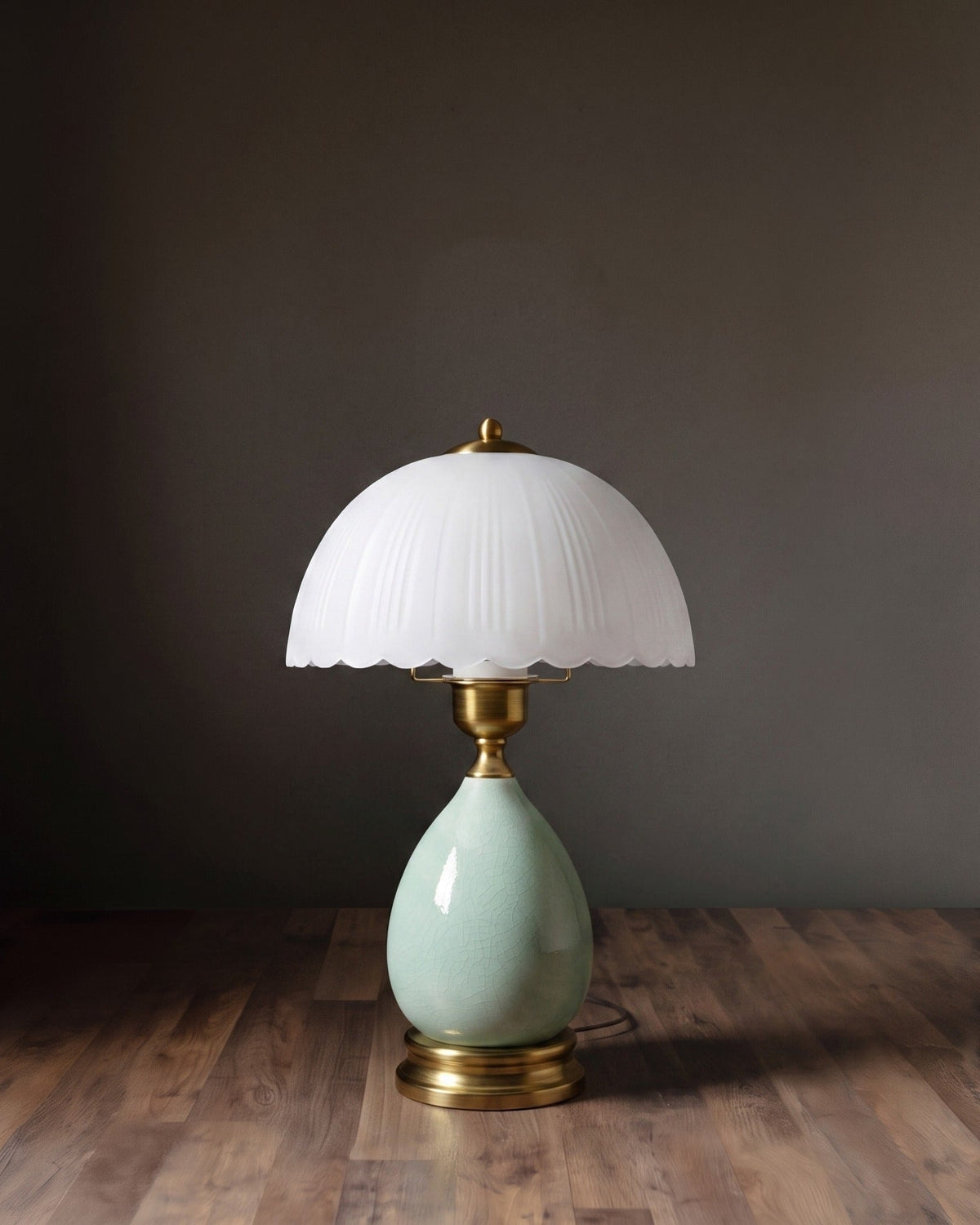 Lampe Aurelia en céramique céladon festonnée