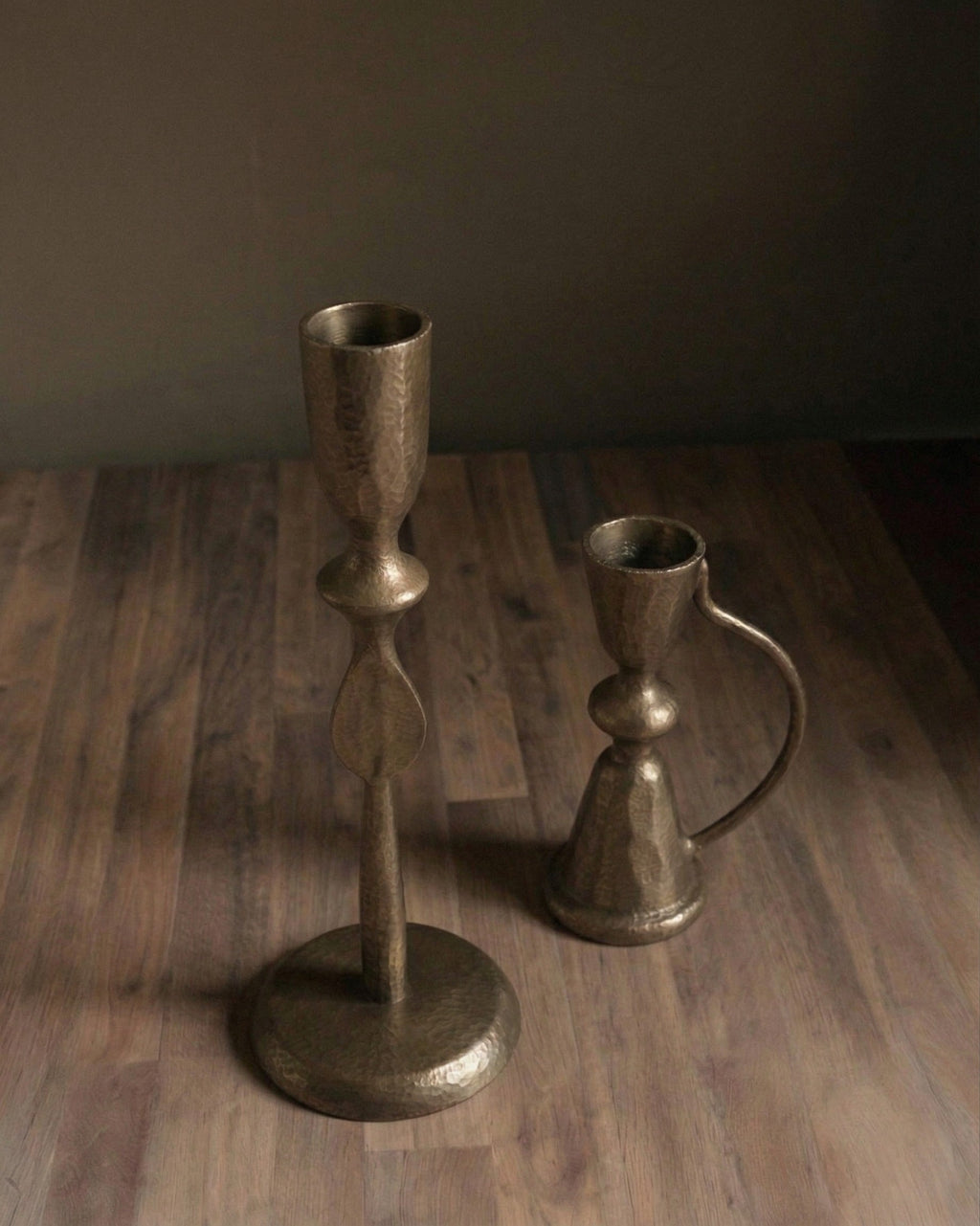 Bougeoir en bronze vieilli forgé à la main