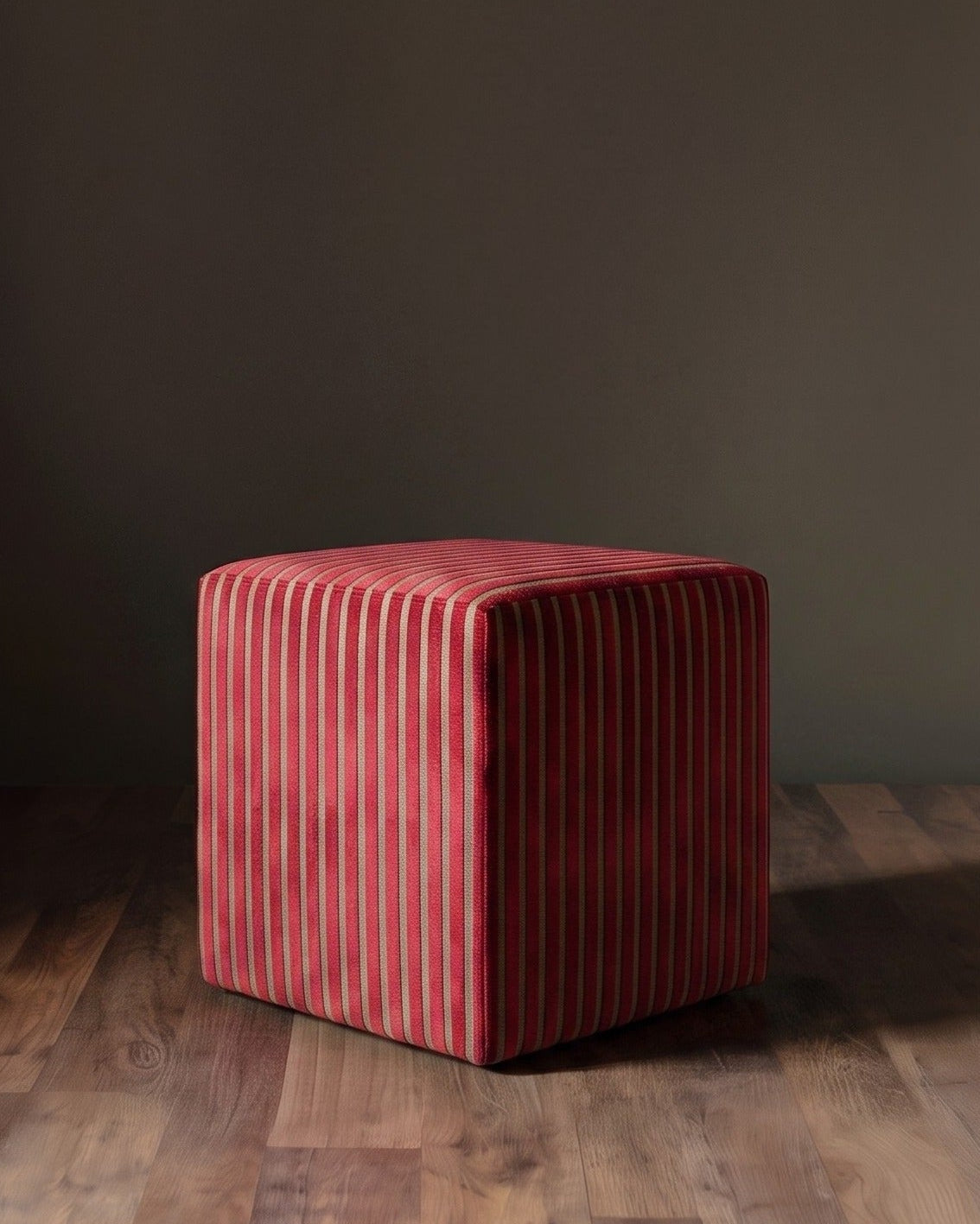 Barnaby, pouf carré en velours