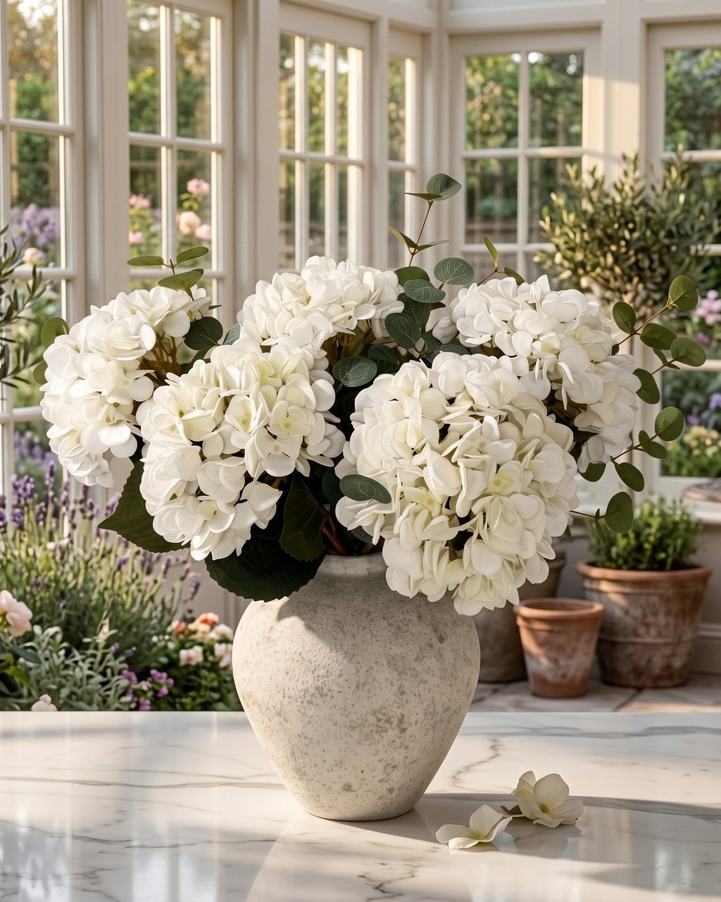 La pièce maîtresse Sonoma en fausse hortensia et eucalyptus (vase non inclus)