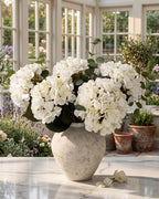 La pièce maîtresse Sonoma en fausse hortensia et eucalyptus (vase non inclus)