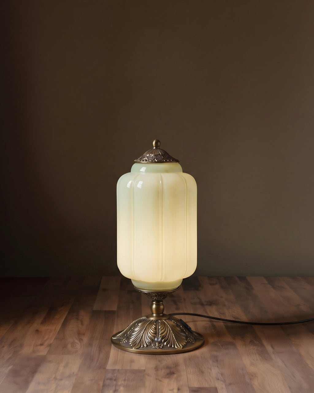 Lampe de table en verre opale Verdant Heirloom