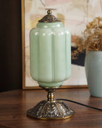 Lampe de table en verre opale Verdant Heirloom