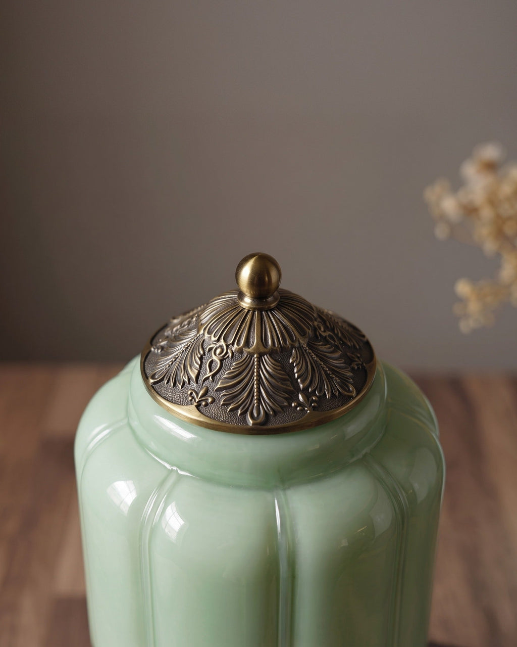 Lampe de table en verre opale Verdant Heirloom