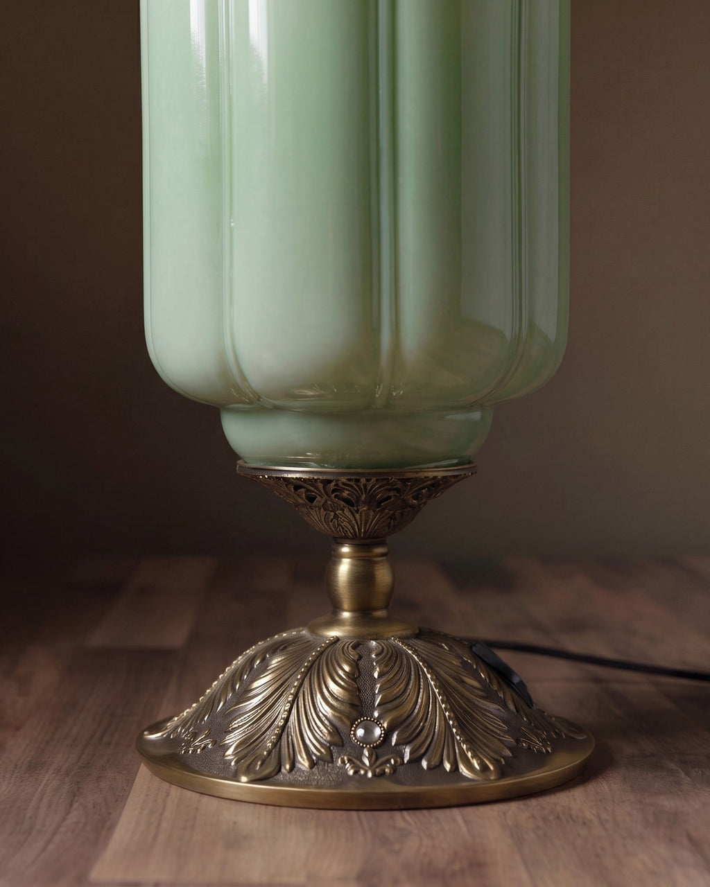 Lampe de table en verre opale Verdant Heirloom