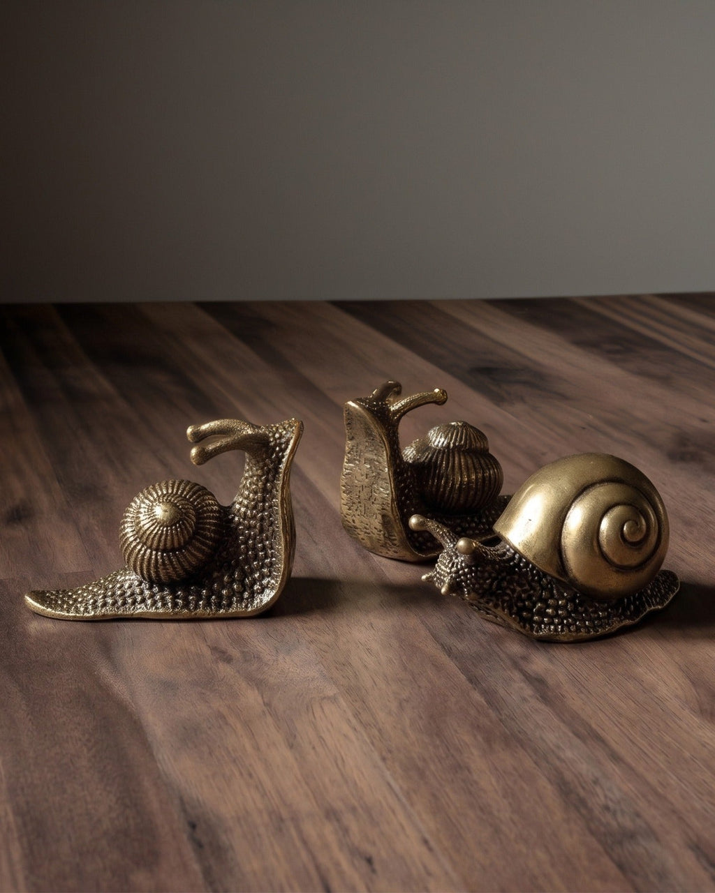 Trio de figurines d'escargots en laiton vieilli artisanal