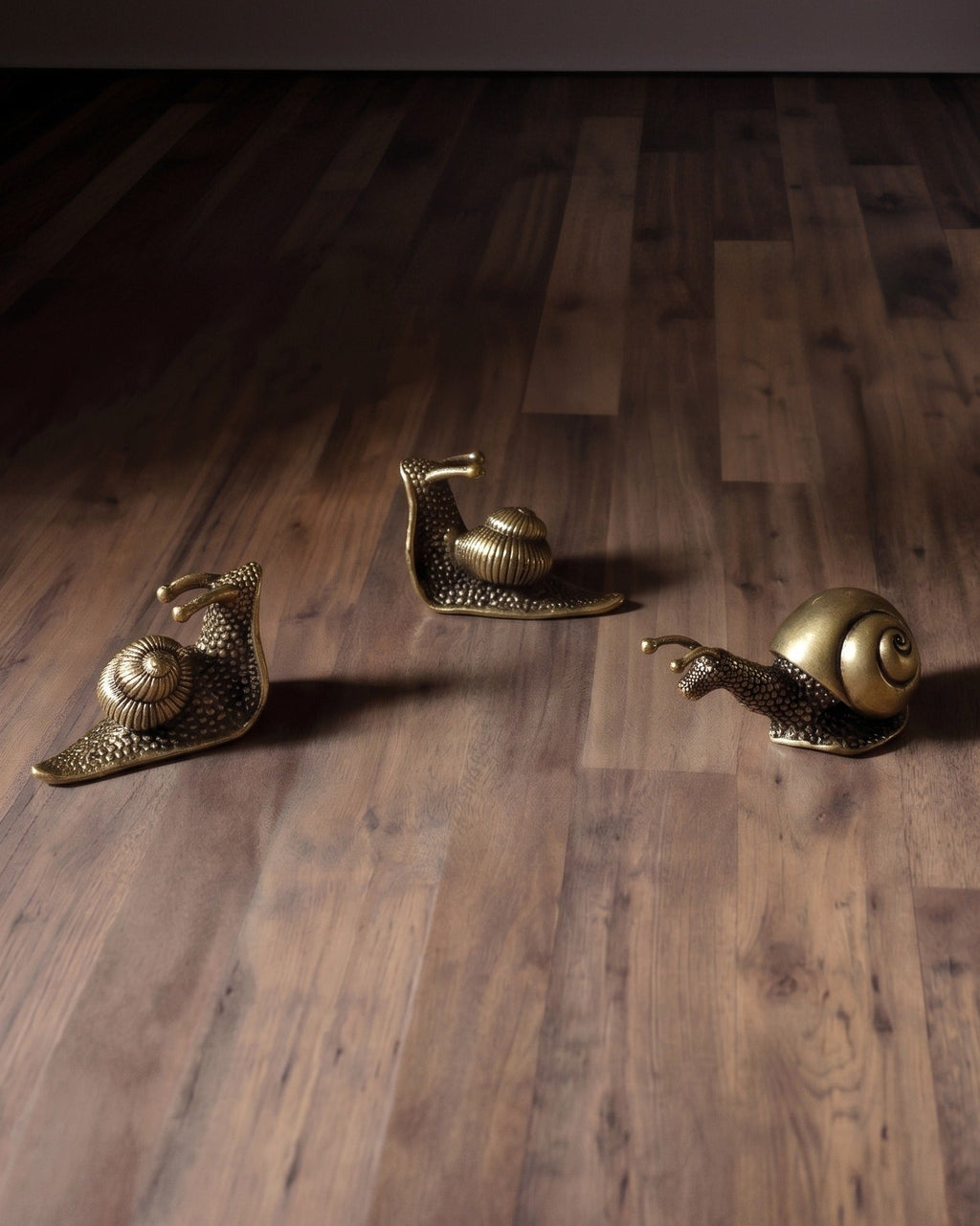 Trio de figurines d'escargots en laiton vieilli artisanal