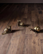 Trio de figurines d'escargots en laiton vieilli artisanal