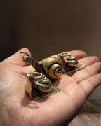 Trio de figurines d'escargots en laiton vieilli artisanal