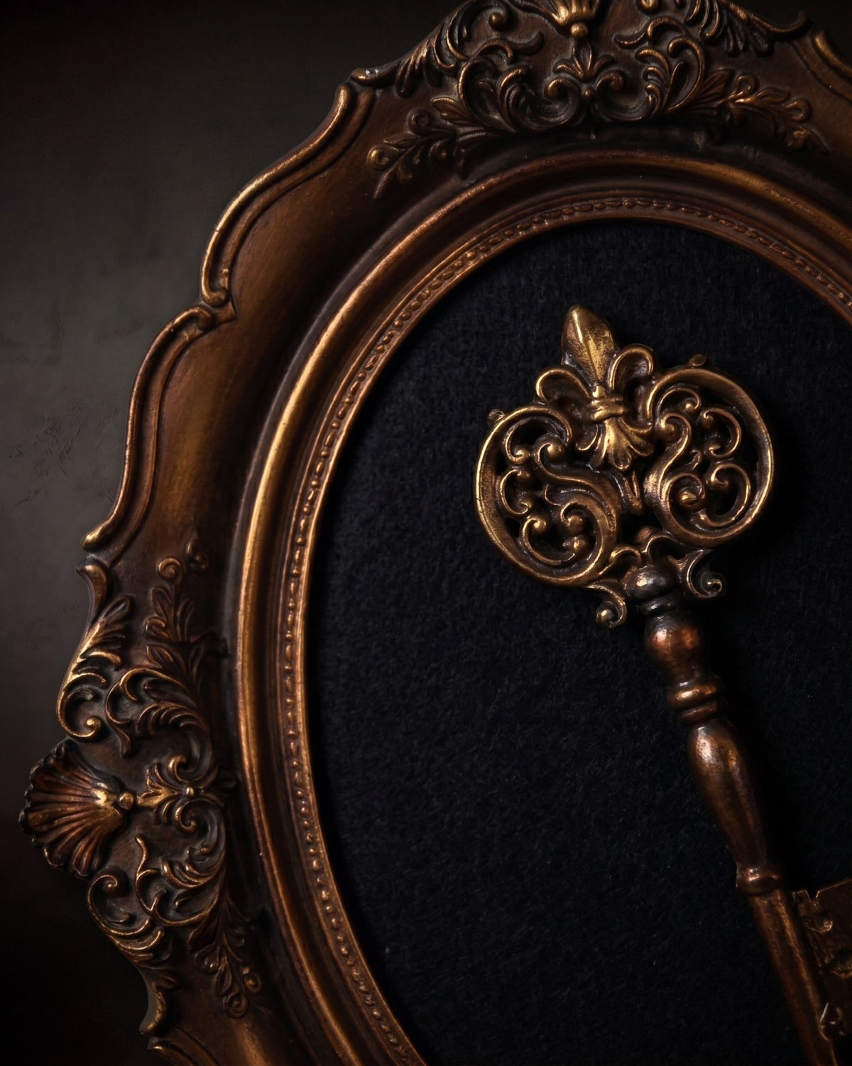 La sculpture murale vintage embossée The Curated Key
