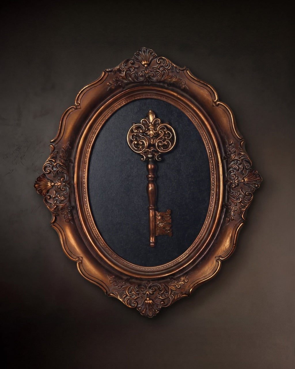 La sculpture murale vintage embossée The Curated Key
