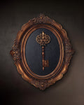 La sculpture murale vintage embossée The Curated Key