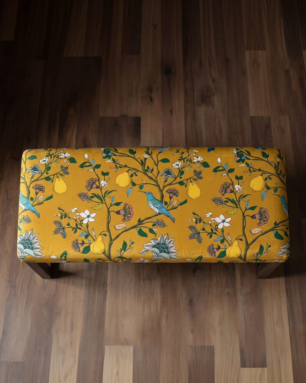 Le banc rembourré en velours de la serre de la Reine