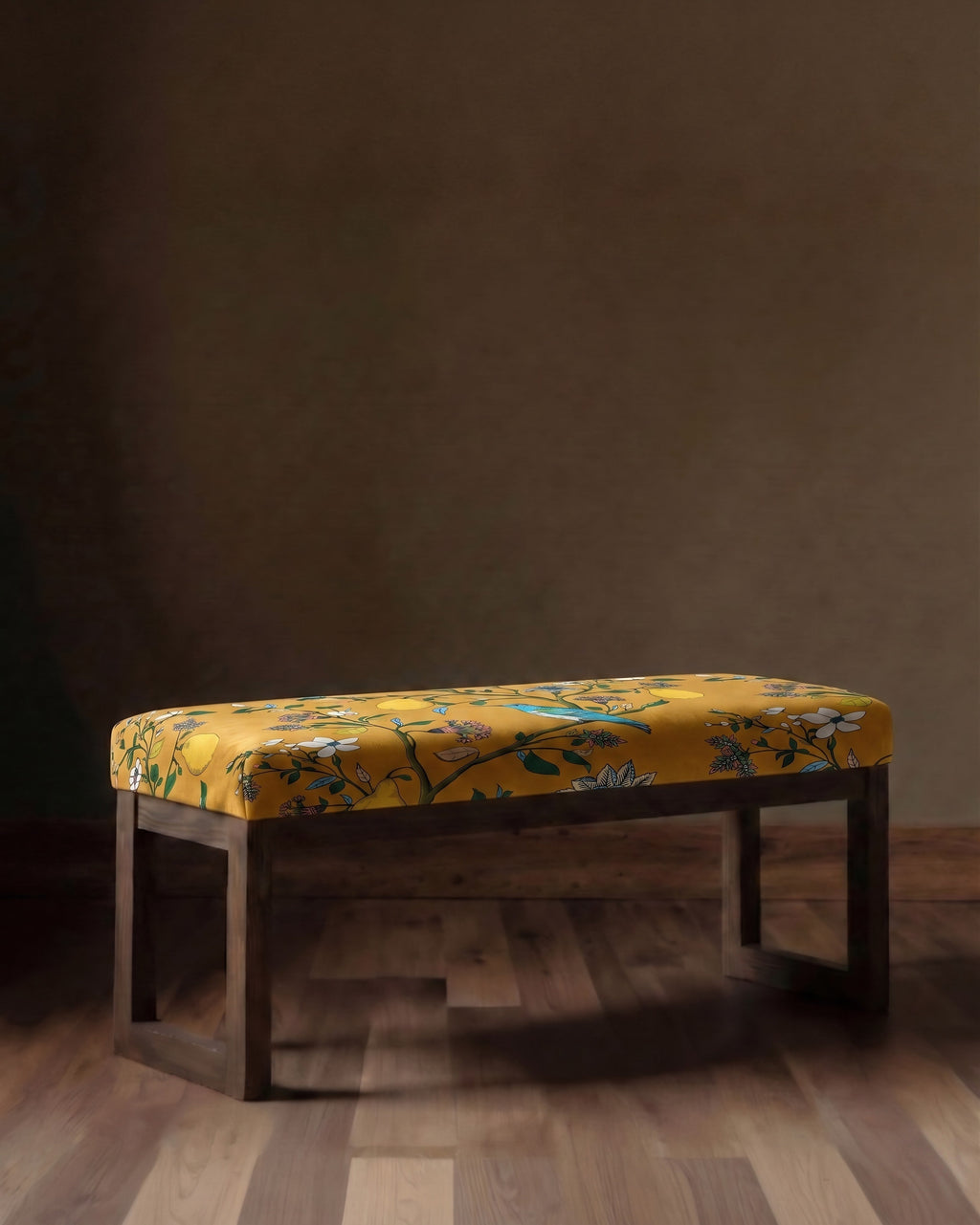 Le banc rembourré en velours de la serre de la Reine