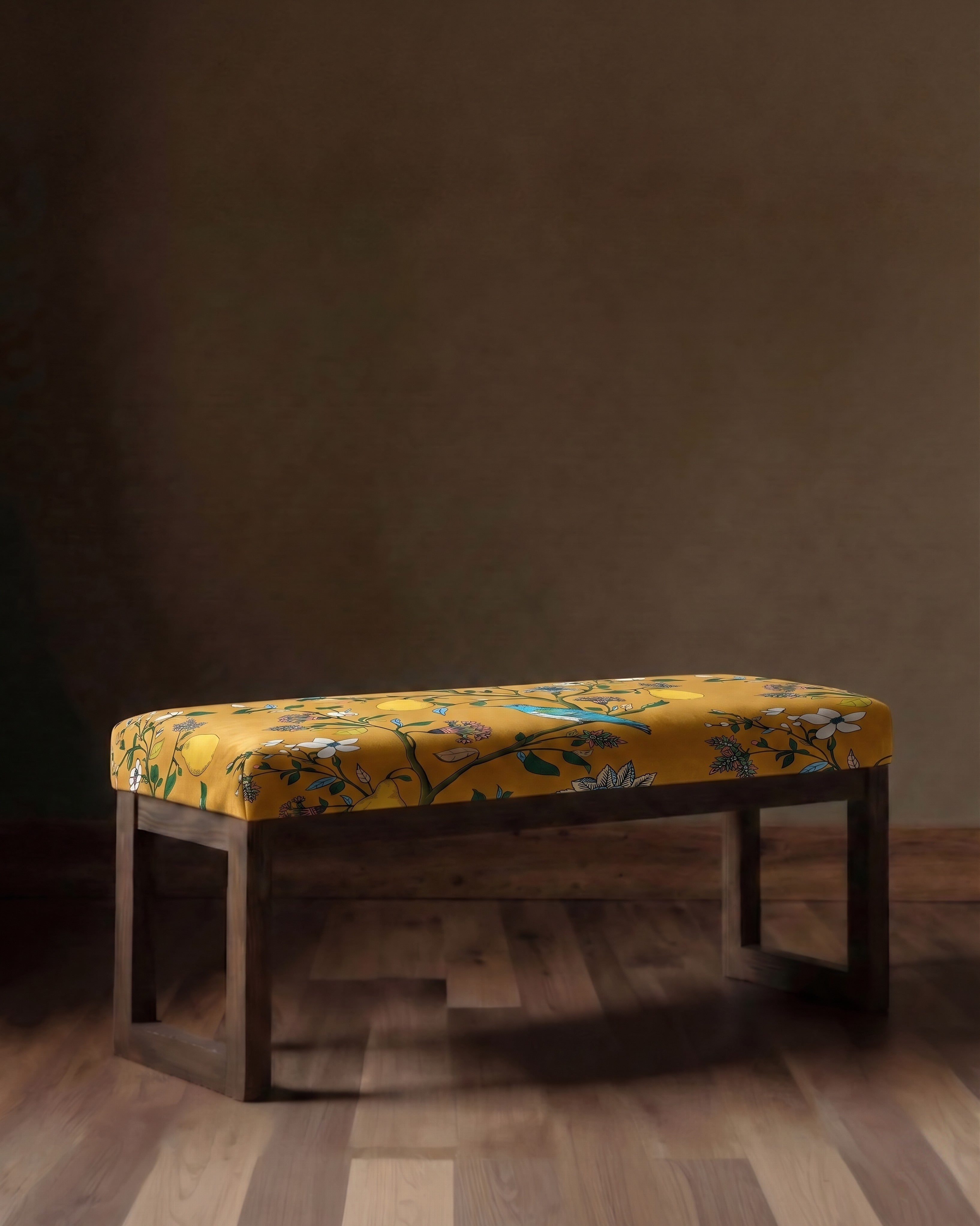 Le banc rembourré en velours de la serre de la Reine