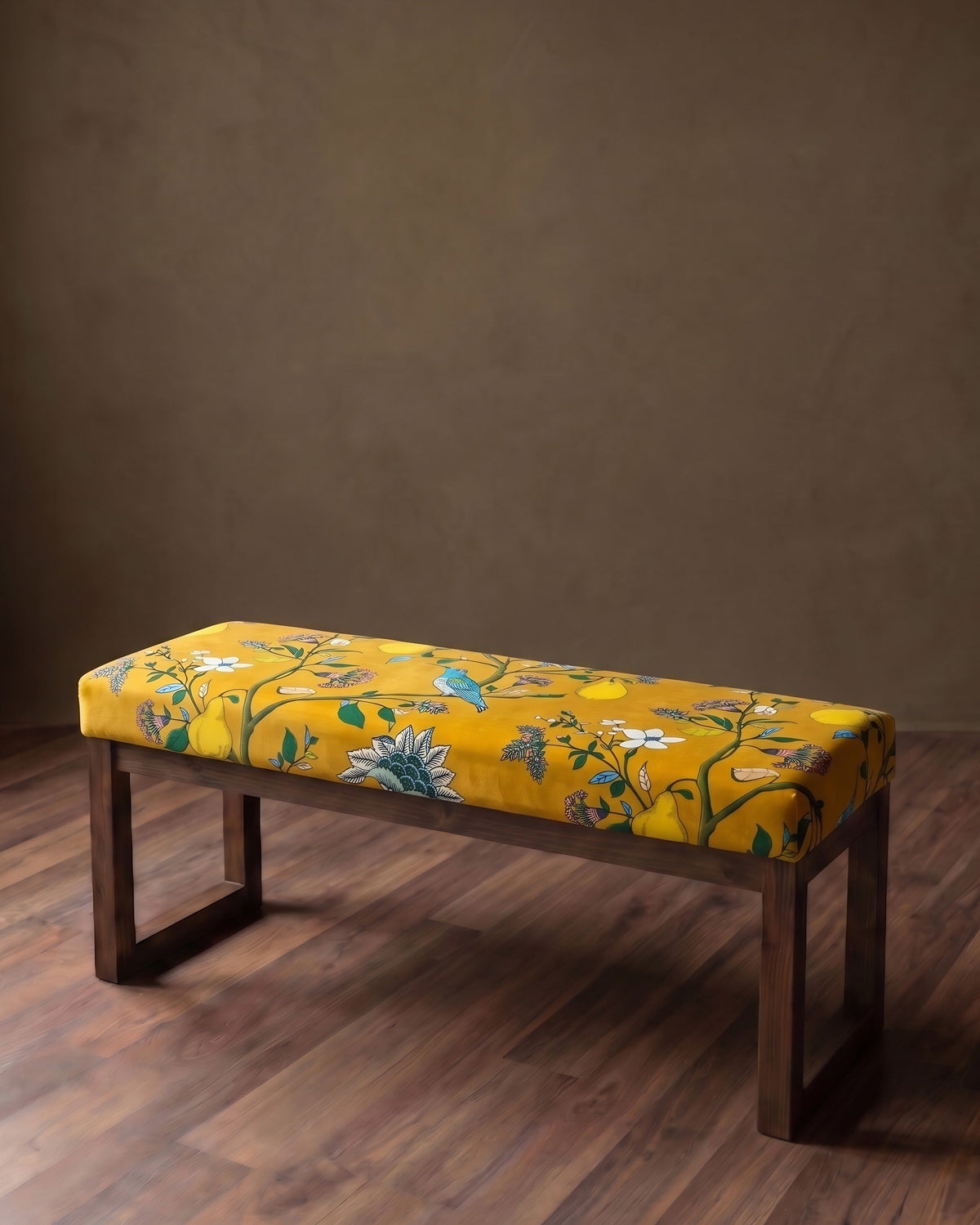 Le banc rembourré en velours de la serre de la Reine