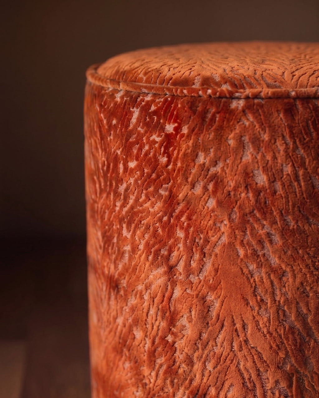 Le pouf-tambour Terracina en velours de Bourgogne