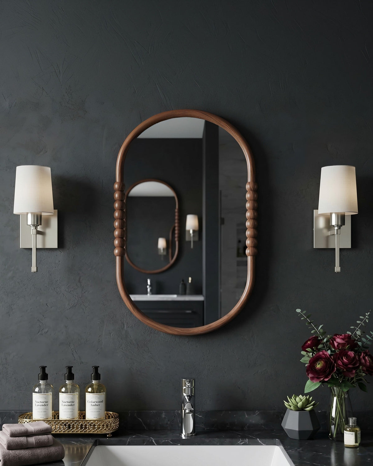 Le miroir perlé artisanal ovale Rowan en chêne naturel