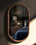 Le miroir perlé artisanal ovale Rowan en chêne naturel