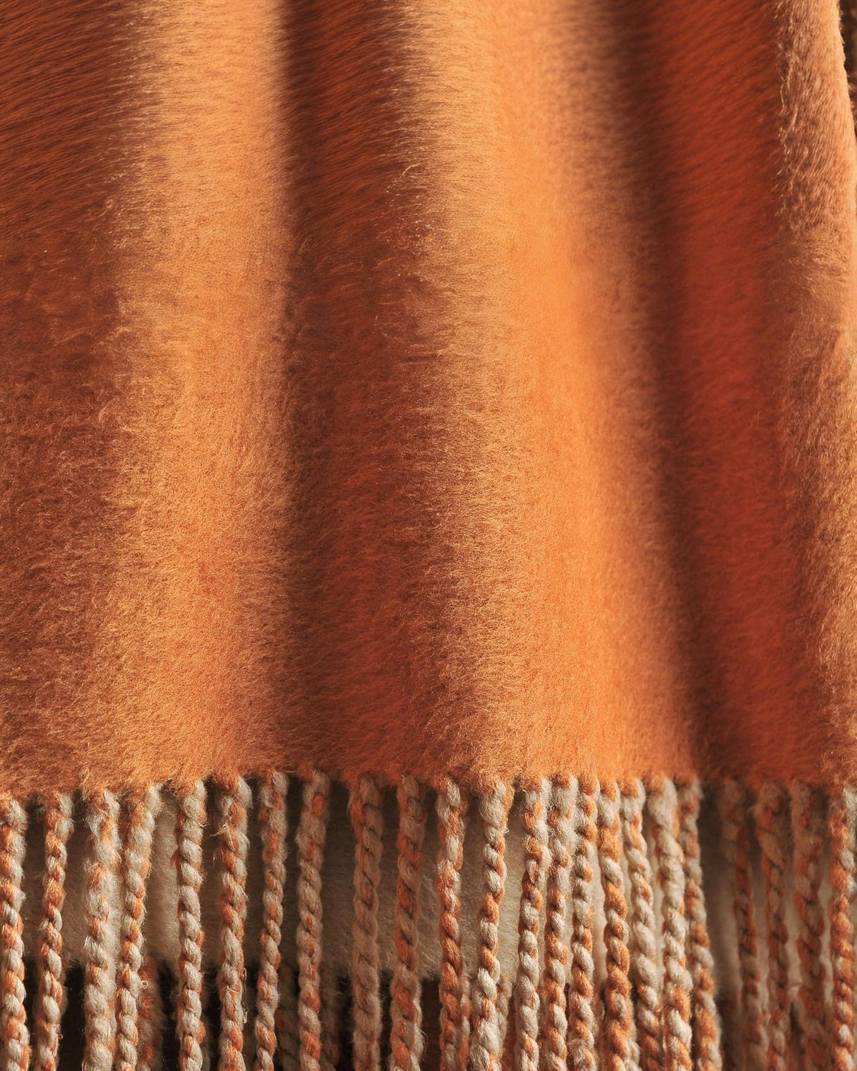 Un Souffle de Confort Naturel : Plaid en Soie de Mûrier Frangé - Terracotta/Camel