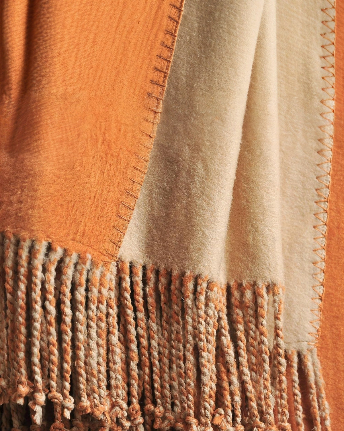 Un Souffle de Confort Naturel : Plaid en Soie de Mûrier Frangé - Terracotta/Camel