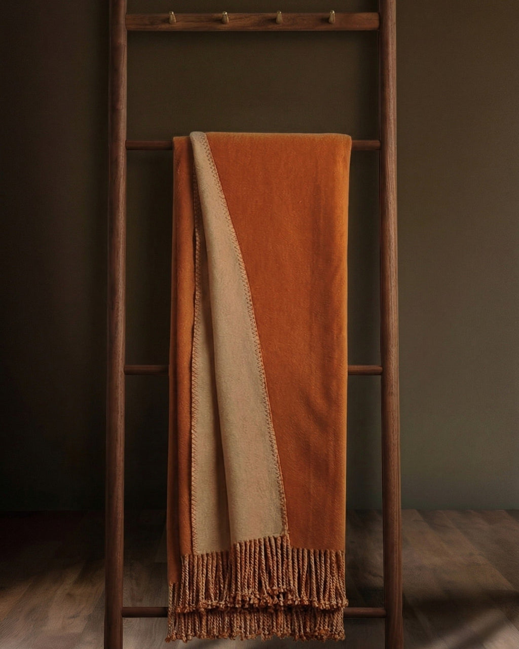 Un Souffle de Confort Naturel : Plaid en Soie de Mûrier Frangé - Terracotta/Camel