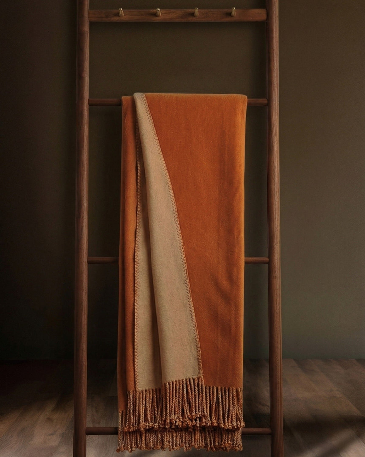 Un Souffle de Confort Naturel : Plaid en Soie de Mûrier Frangé - Terracotta/Camel