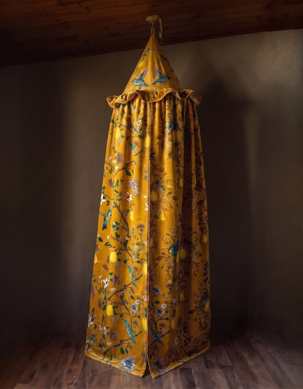 Le dais de velours doré botanique de la Serre de la Reine