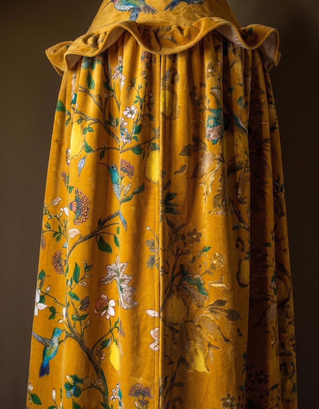 Le dais de velours doré botanique de la Serre de la Reine