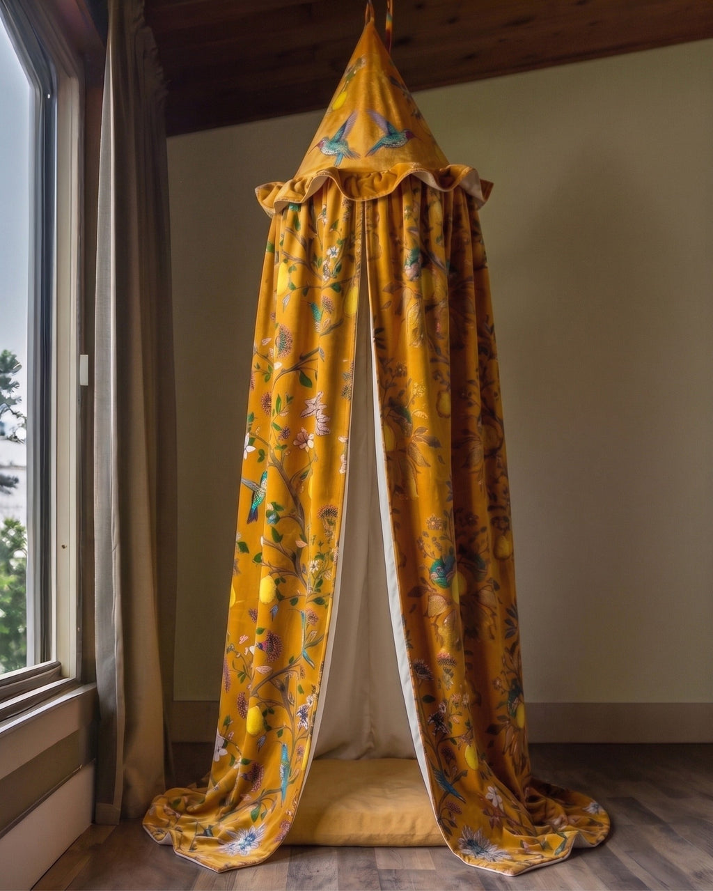 Le dais de velours doré botanique de la Serre de la Reine