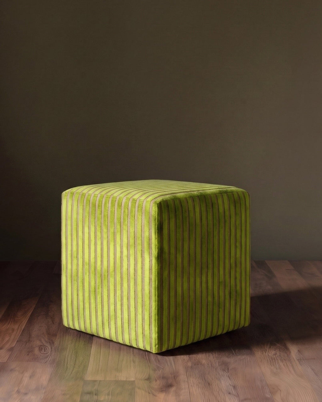 Barnaby, pouf carré en velours
